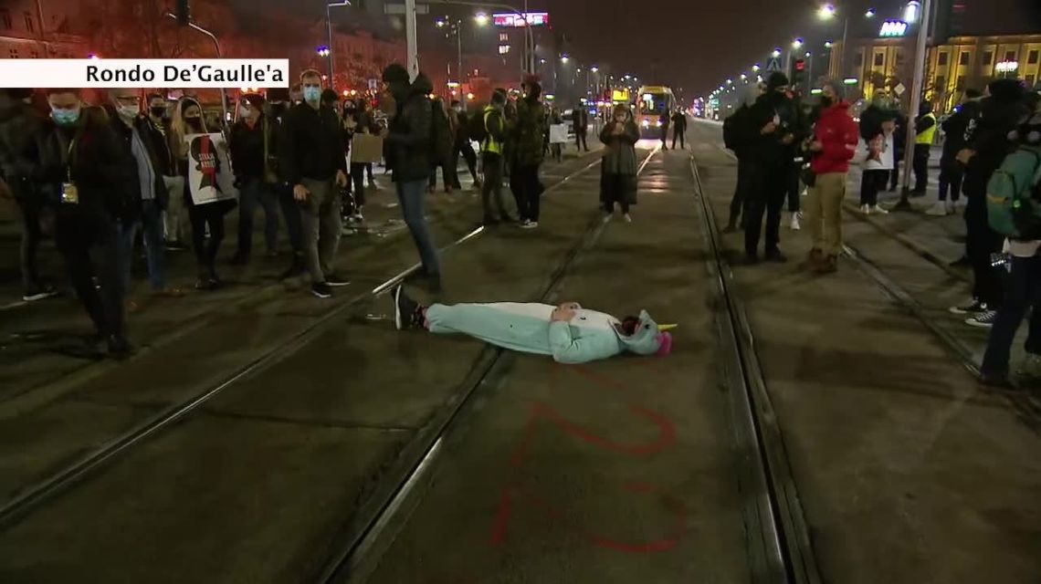 Tęczowy jednorożec położył się na torach. Kolejne protesty w Warszawie Tęczowy jednorożec położył się na torach. Kolejne protesty w Warszawie