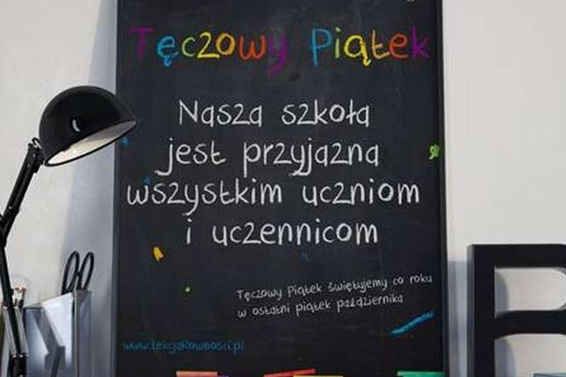 "Tęczowy Piątek" w szkołach. Radny z PiS ostrzega