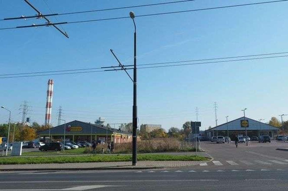 Tego jeszcze nie było. Chcą rozebrać supermarket i zbudować go od nowa. Ale bliżej drogi