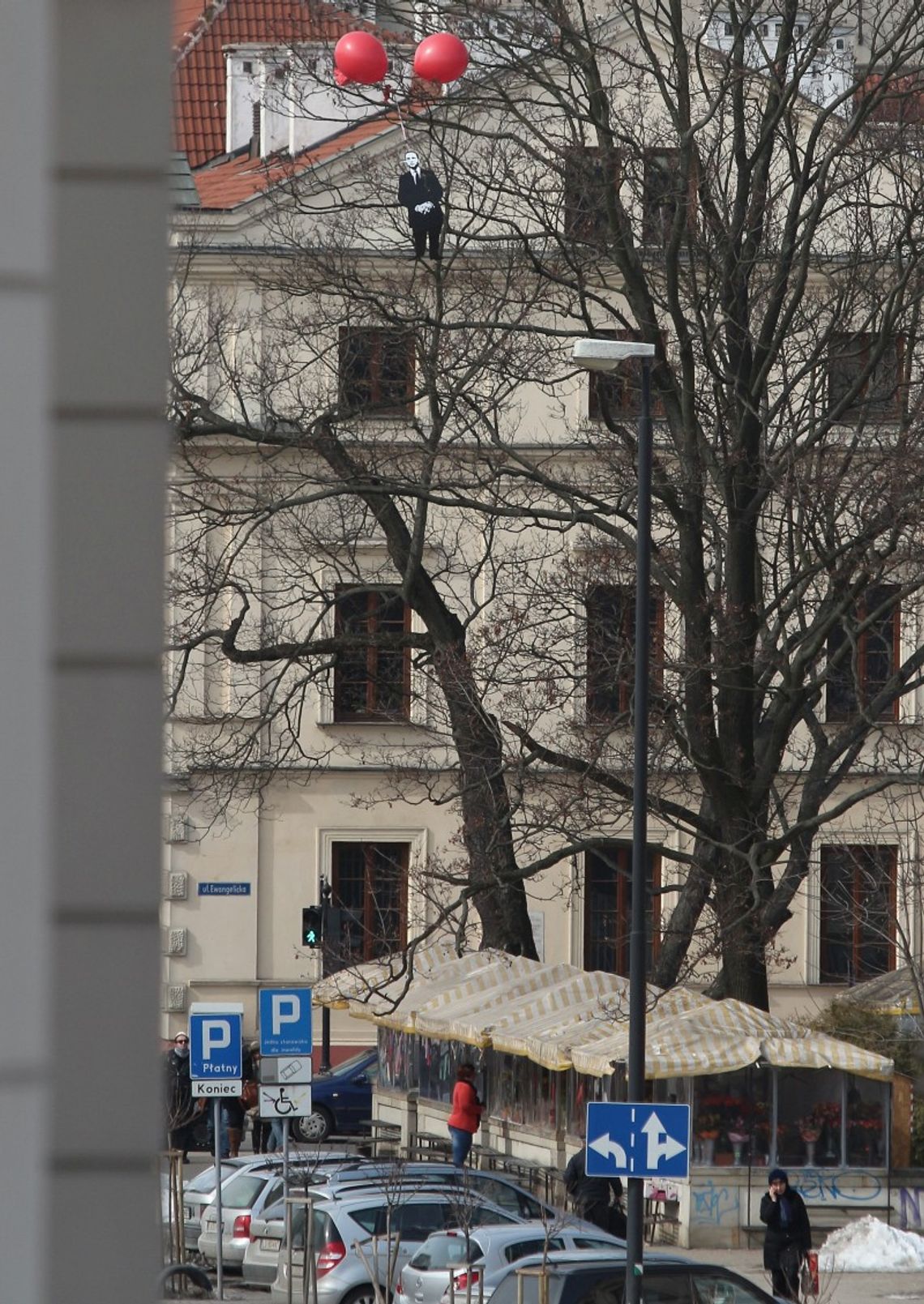 Tekturowy Radosław Sikorski dynda nad chodnikiem w centrum Lublina Tekturowy Radosław Sikorski dynda nad chodnikiem w centrum Lublina