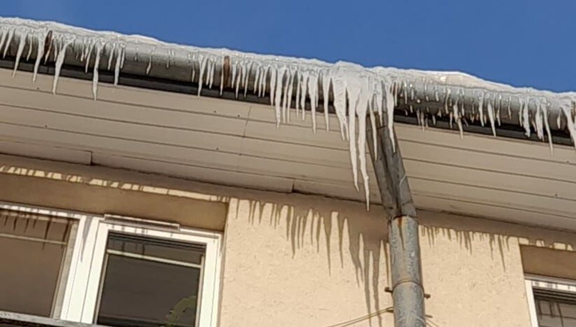 „Telefon za telefonem”. Ludzie dzwonią cały czas w sprawie zwisających sopli. Policja straszy mandatami