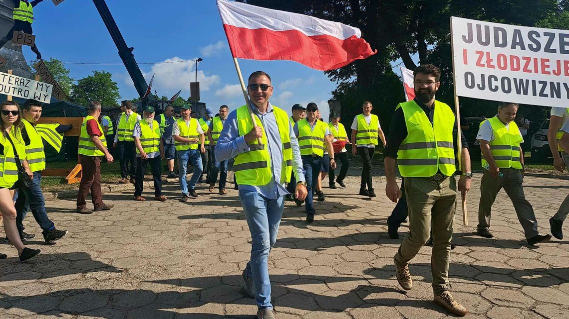 „Telus, nie sprawdziłeś się”. Protest Oszukanej Wsi na wystawie w Sitnie