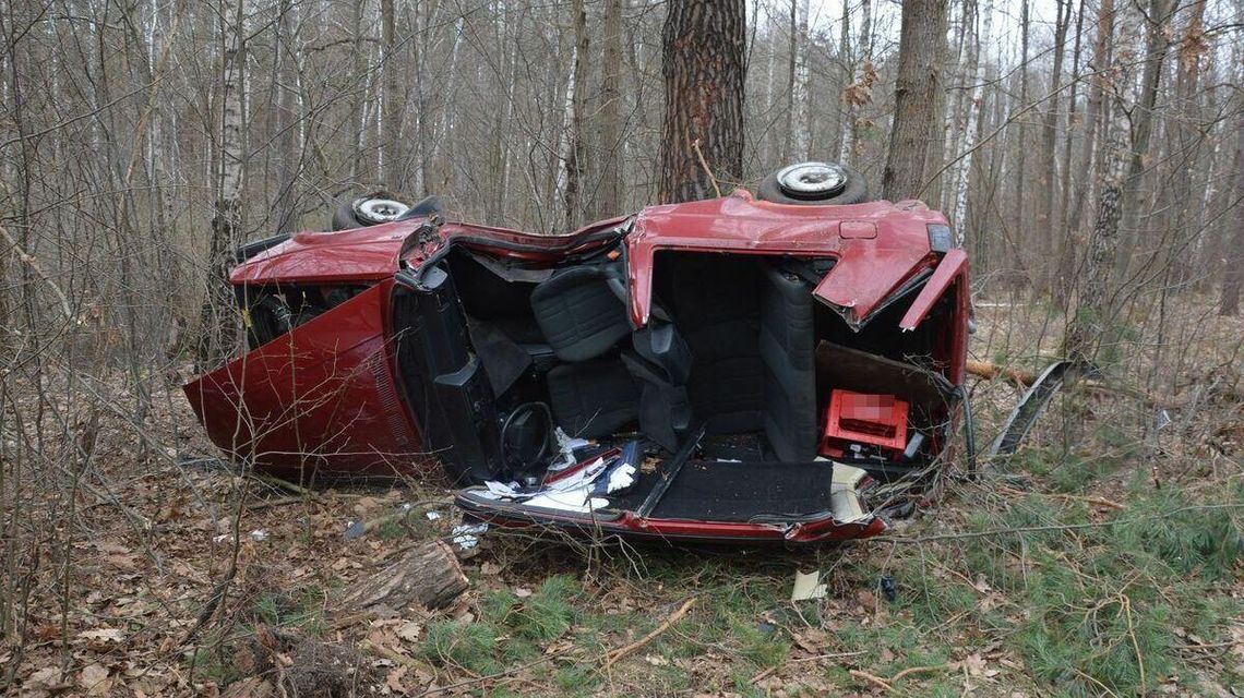 Ten kierowca w ogóle nie powinien prowadzić. Volkswagen golf zatrzymał się na drzewie