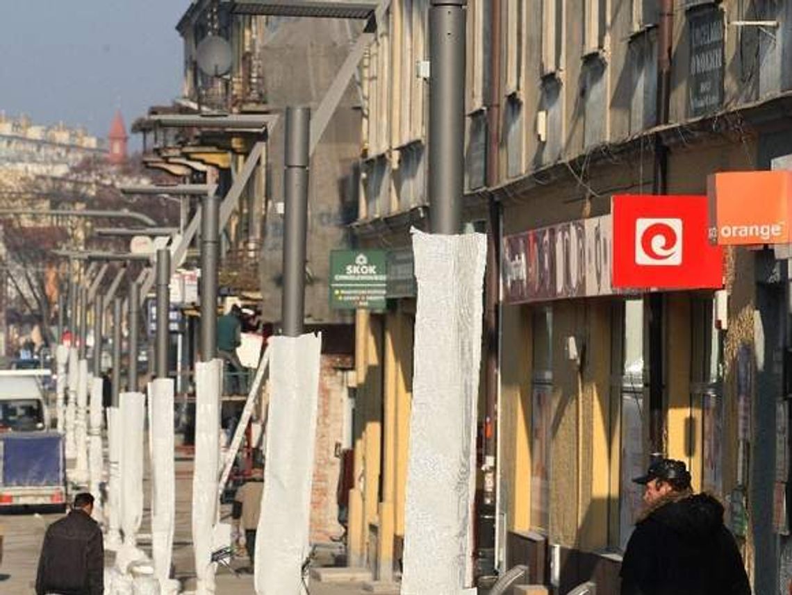 Ten remont wzbudza wielkie emocje. 30 tysięcy za lampę, 15 tysięcy za ławeczkę
