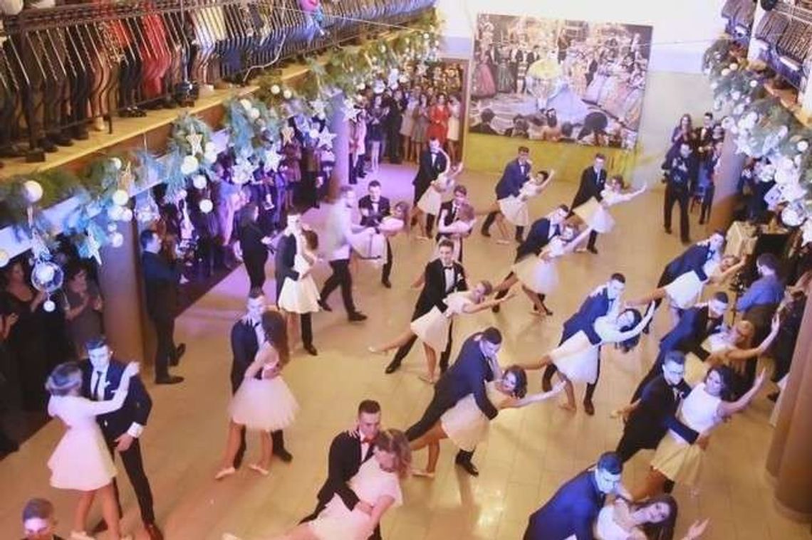 Ten walc robi wrażenie. Tak pięknie tańczą maturzyści z Łukowa