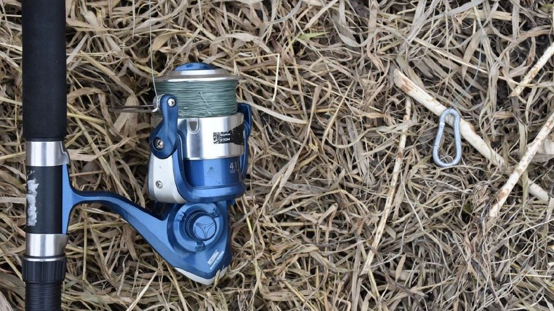 Ten wędkarz nie poszedł na ryby. Miał na oku inną zdobycz Ten wędkarz nie poszedł na ryby. Miał na oku inną zdobycz