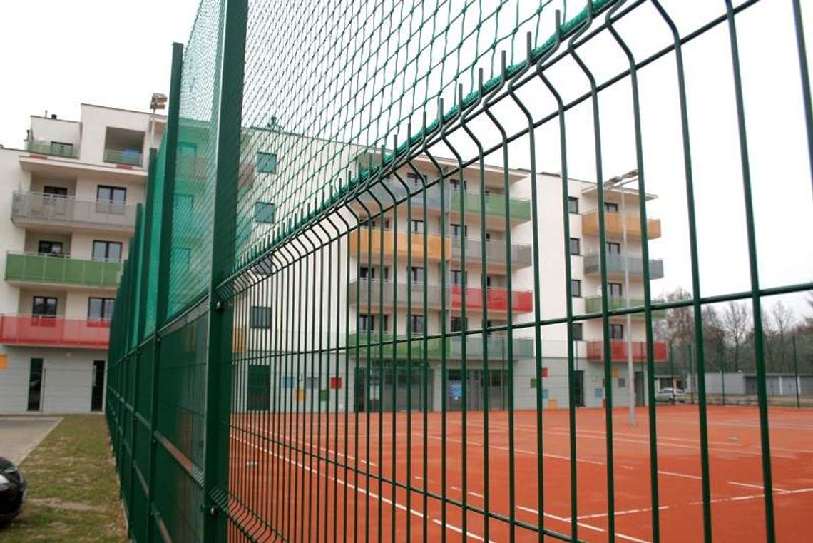 Tenisiści grają, mieszkańcy skarżą się na ceglaną mączkę