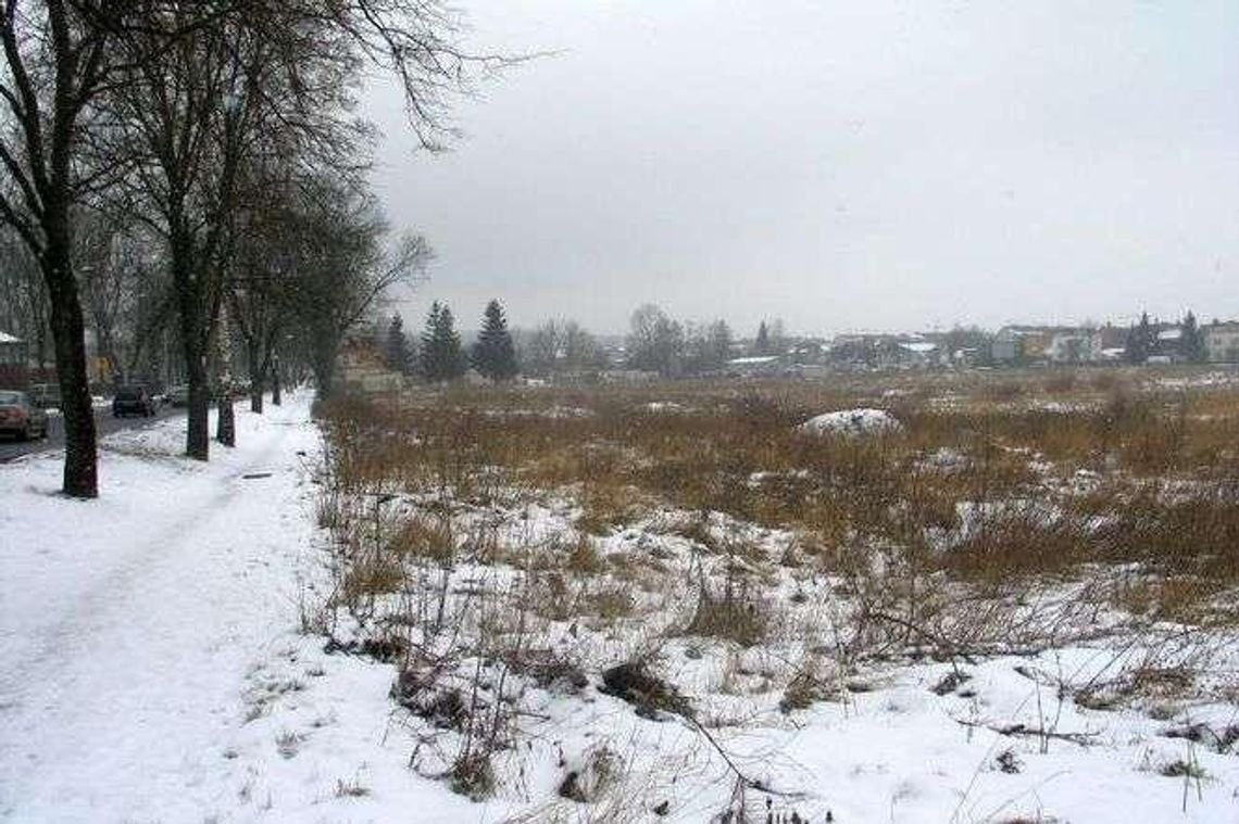 Teraz szczere pole, ale jeszcze w tym roku galeria handlowa. Zmienia się nazwa i inwestor