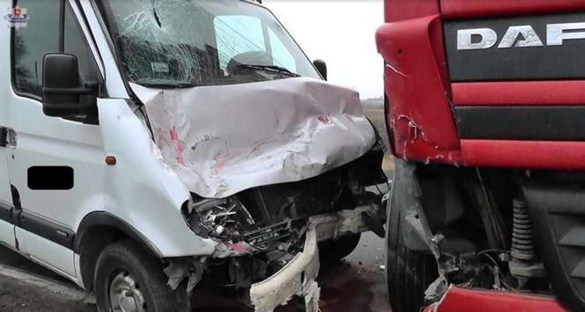 Terebiniec: Ciężarówka wjechała w busa, utrudnienia drogowe