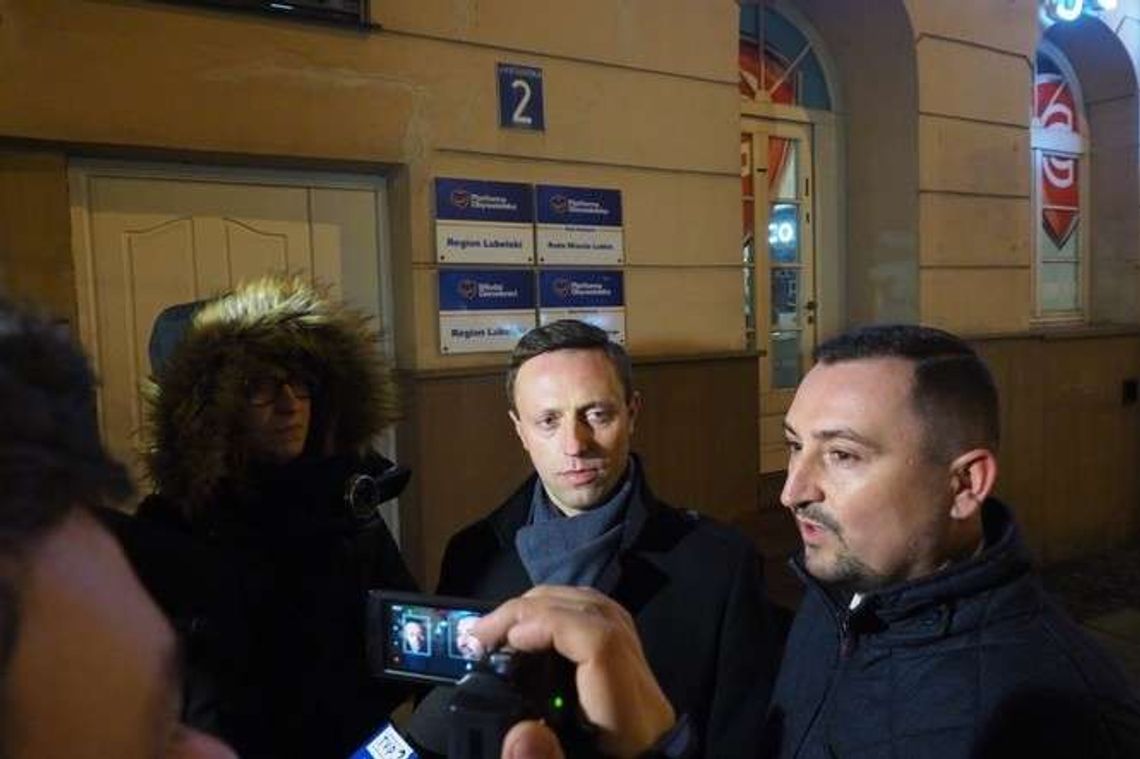 Terenowa kontrofensywa PiS. Zarzucili PO chuligaństwo, potem poszli podzielić się opłatkiem