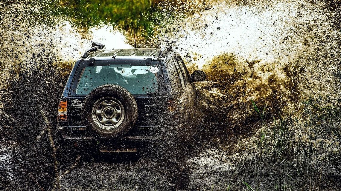 Terenówki rozjeżdżają łąki nad Bugiem. Mieszkańcy: „Może postawić znaki zakazu” Terenówki rozjeżdżają łąki nad Bugiem. Mieszkańcy: „Może postawić znaki zakazu”