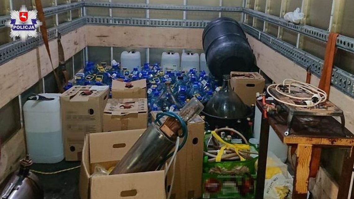 Terespol: 65-latek miał w domu 1000 litrów nielegalnego alkoholu i 1300 litrów zacieru Terespol: 65-latek miał w domu 1000 litrów nielegalnego alkoholu i 1300 litrów zacieru