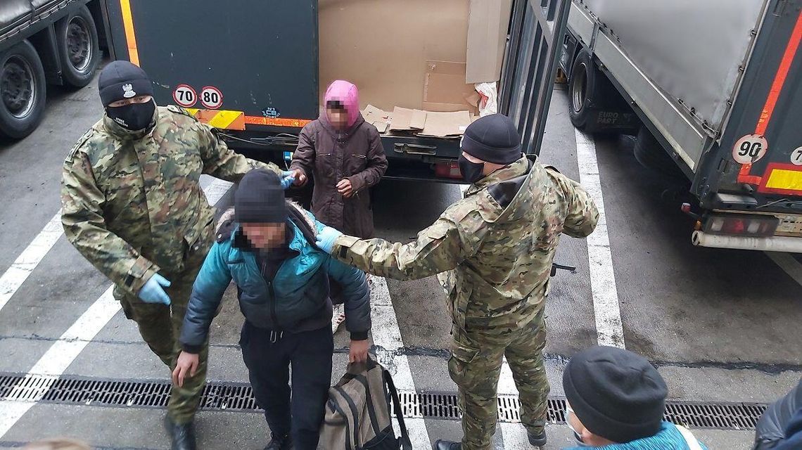 Terespol. Na granicy znaleźli cztery osoby ukryte w serbskiej ciężarówce Terespol. Na granicy znaleźli cztery osoby ukryte w serbskiej ciężarówce