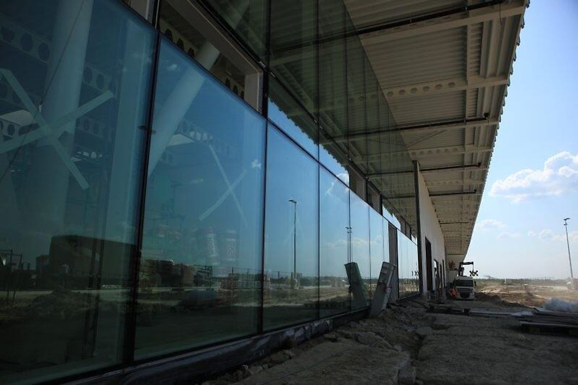 Terminal lotniska już za szkłem (zdjęcia)