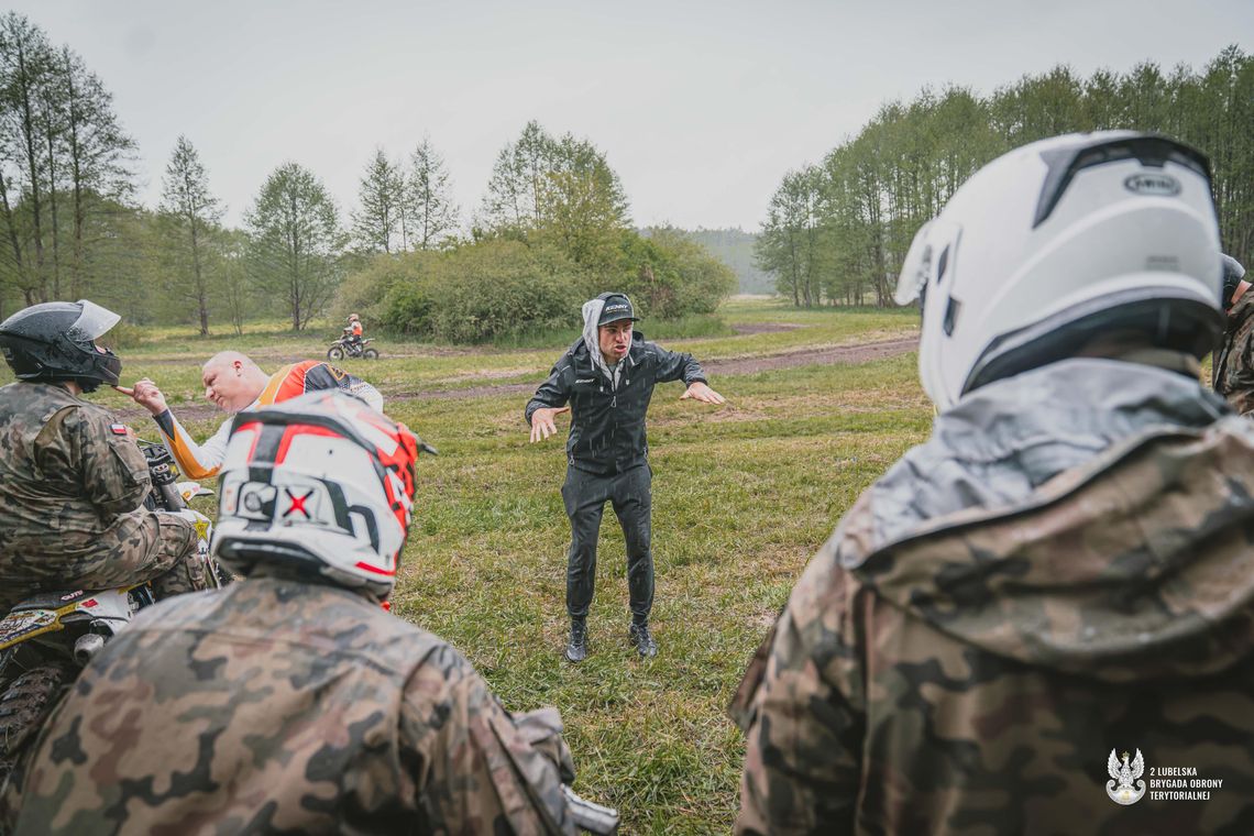Żołnierze 2. Lubelskiej Brygady Obrony Terytorialnej ćwiczyli jazdę motocykami terenowymi pod okiem instruktorów z KM Cross Lublin. Szkolenie obejmowało pokonywanie przeszkód i doskonalenie techniki jazdy w trudnym terenie.