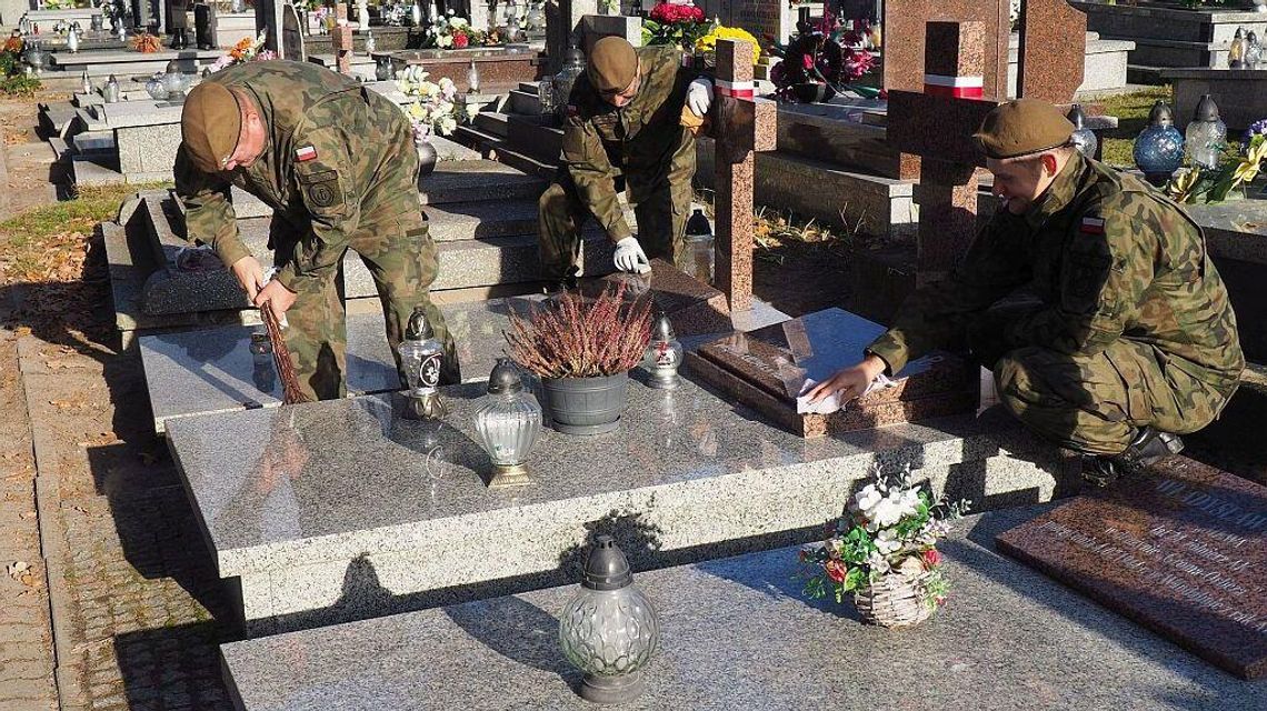 Terytorialsi porządkowali groby żołnierzy AK na cmentarzu w Urzędowie 