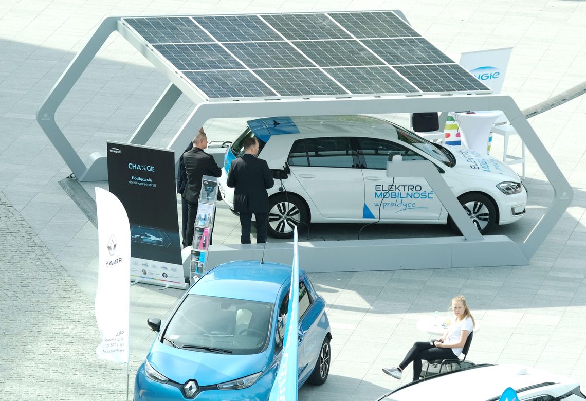 Tesla i inne elektryczne pojazdy w Lublinie. Rozpoczął się Kongres Nowej Mobilności [zdjęcia]