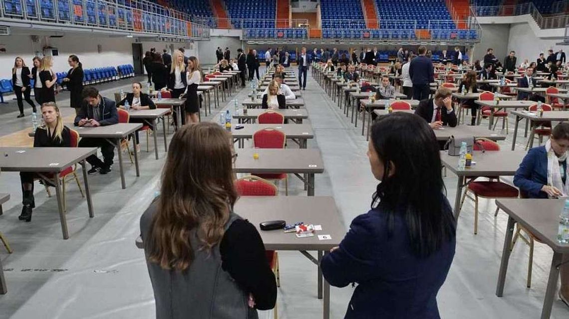 Test w „Globusie”. Adepci prawa pisali egzamin wstępny na aplikację radcowską