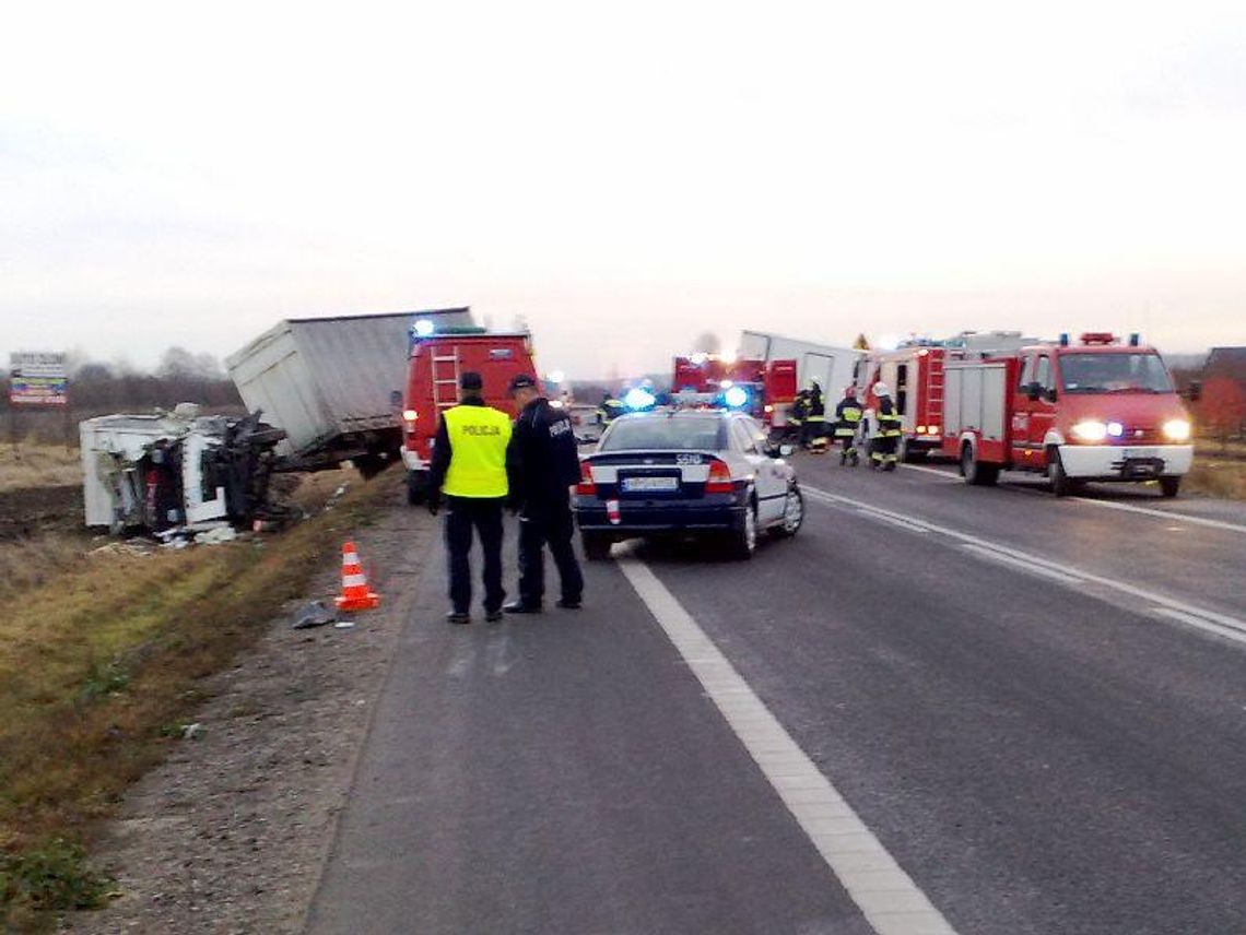 Tir i furgonetka roztrzaskane po czołowym zderzeniu. Kierowcy nie przeżyli  