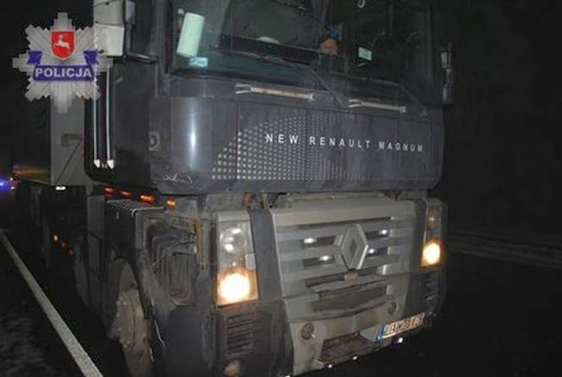 Tir przejechał pieszego, który szedł środkiem ulicy. 55-latek przeżył