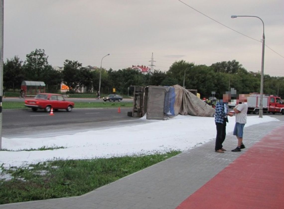 TIR przewrócił się na ul. Krochmalnej w Lublinie (zdjęcia)