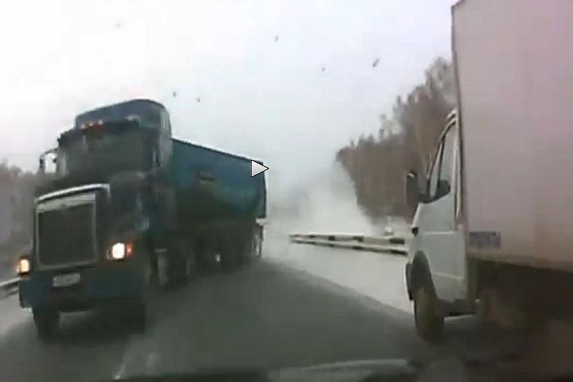 TIR sunący w poślizgu minął ich o centymetry (wideo)