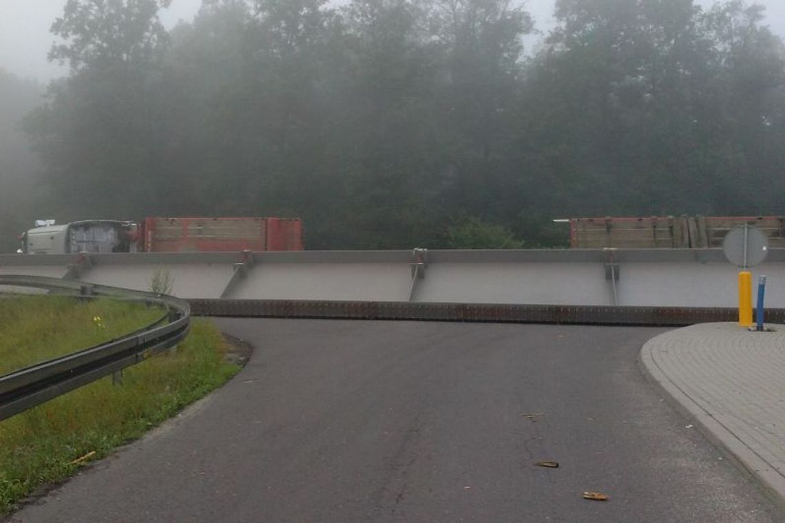 Tir w rowie na obwodnicy Puław