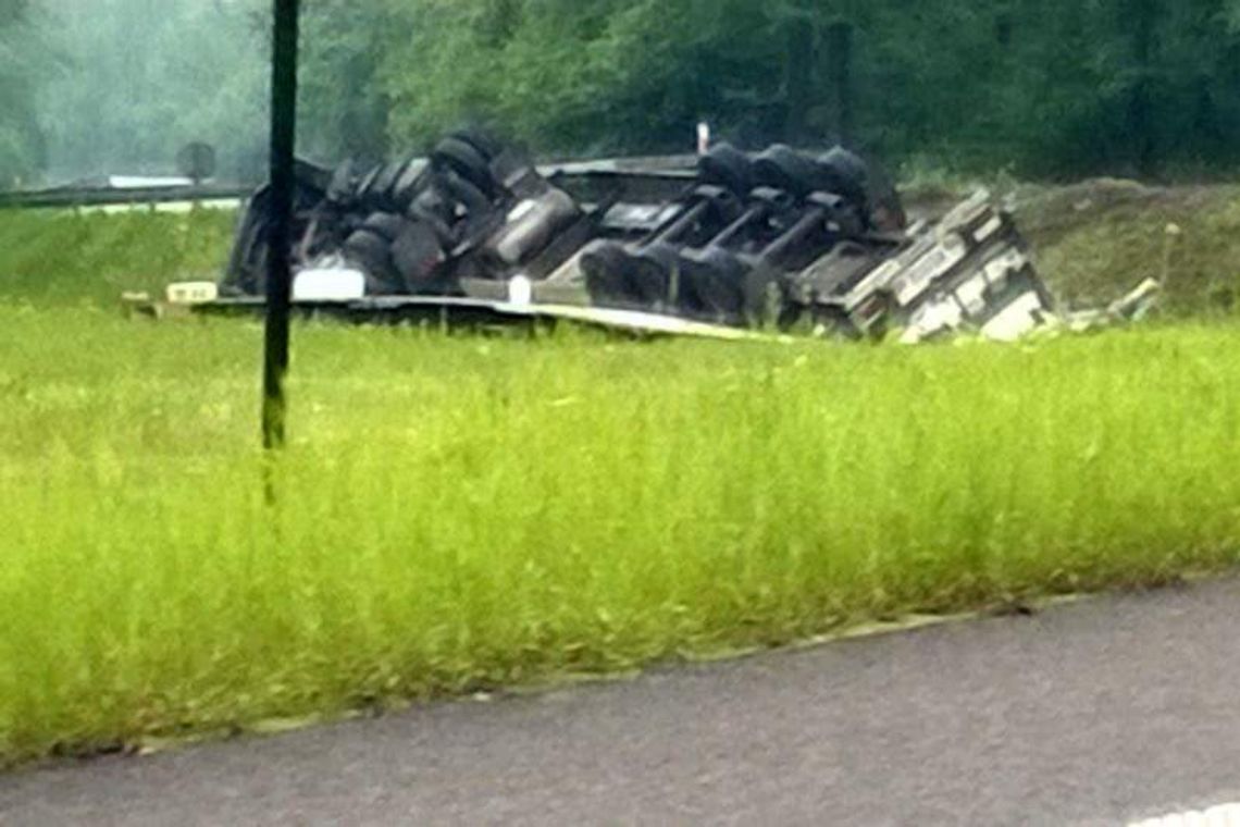 Tir wpadł do rowu, utrudnienia na obwodnicy Puław