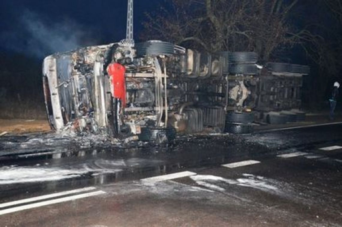 Tir wypadł z drogi na zakręcie i stanął w ogniu