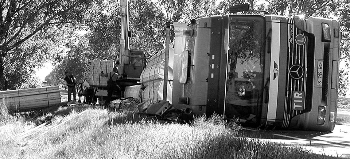 Tir zablokował obwodnicę Tir zablokował obwodnicę