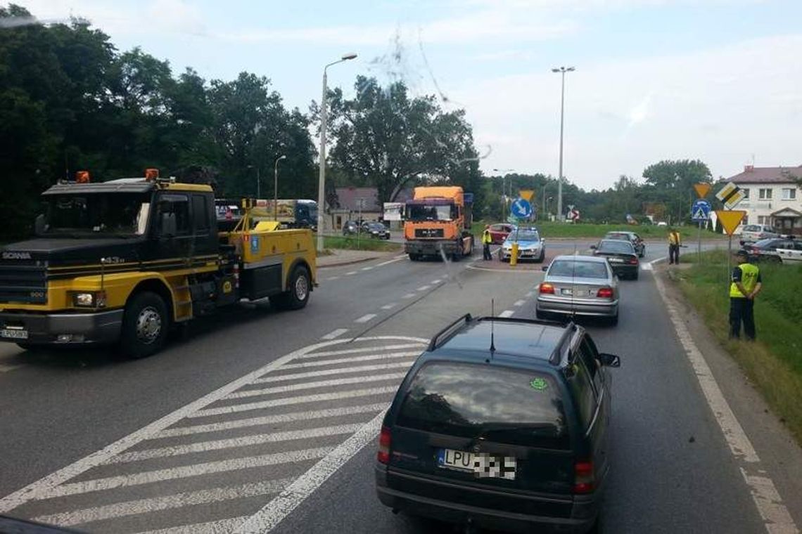 Tir zepsuł się na rondzie w Żyrzynie. Ogromny korek na drodze nr 17