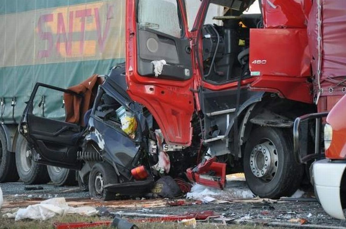 Tir zmiażdżył osobówkę. Makabryczny wypadek pod Olesnem