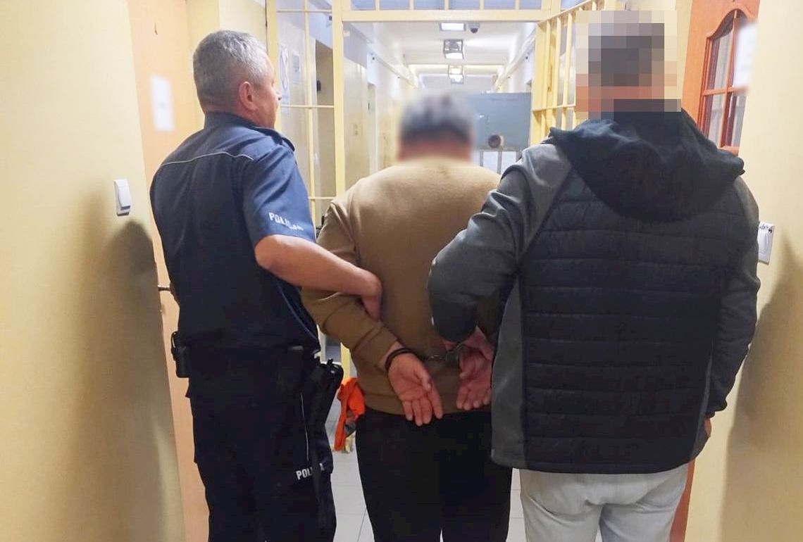 Tirem blokował ruch, potem odpychał policjanta. Ukrainiec się doigrał Tirem blokował ruch, potem odpychał policjanta. Ukrainiec się doigrał