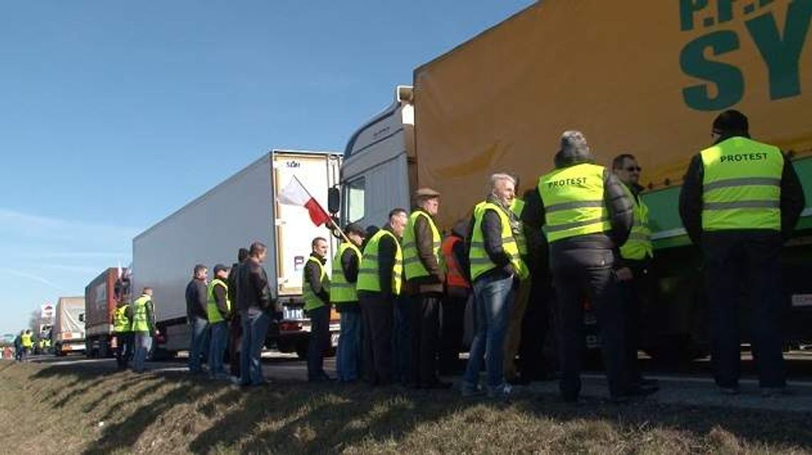Tiry paraliżowały ruch na drogach. Czego domagają się transportowcy? Tiry paraliżowały ruch na drogach. Czego domagają się transportowcy?