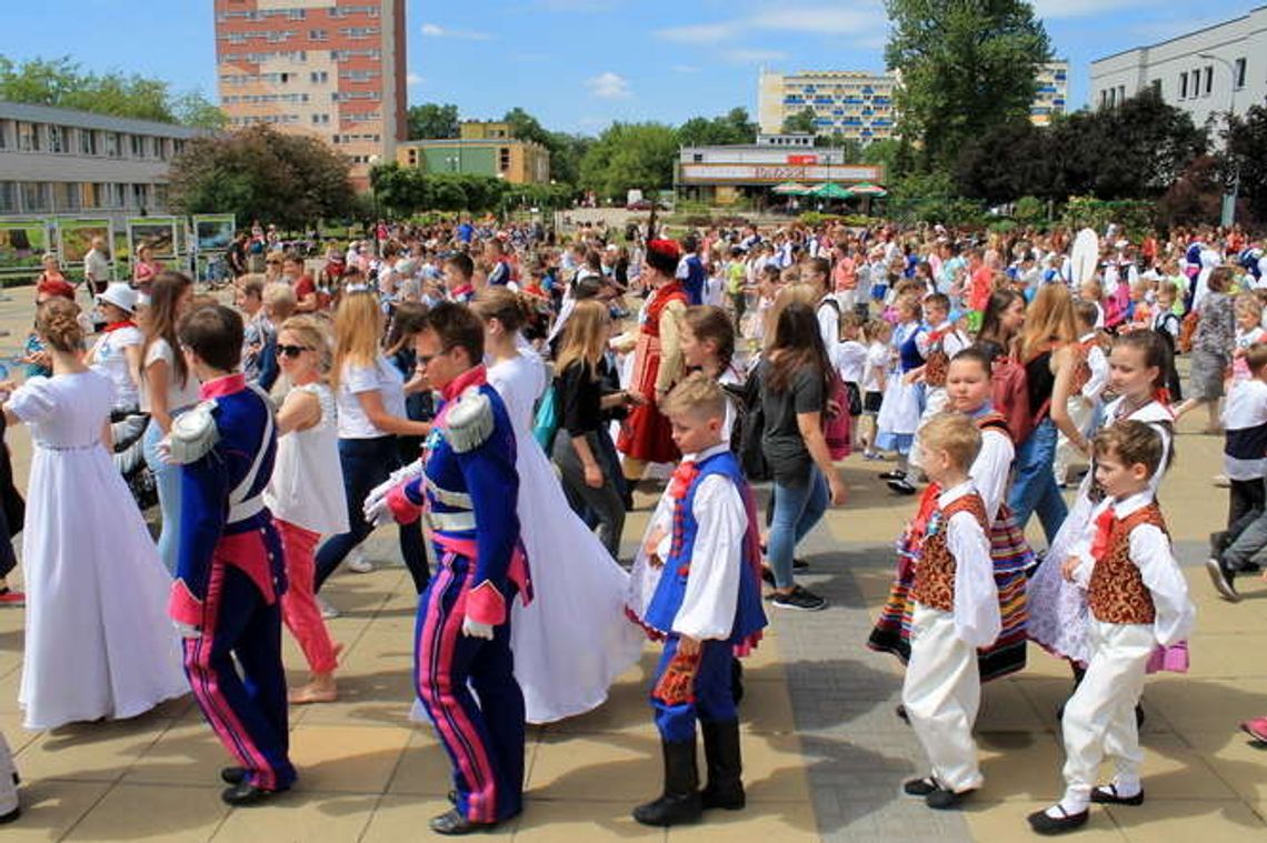 Tłoczno na głównym placu w mieście. 365 par zatańczyło poloneza