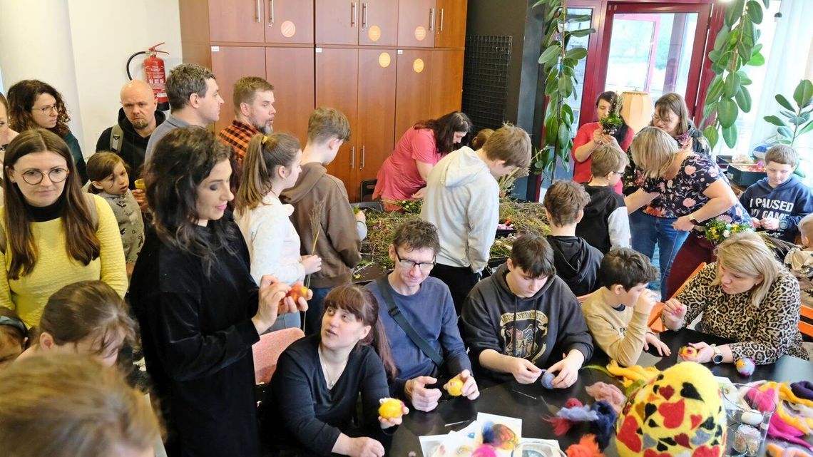 Tłum chętnych na własne palmy i pisanki Tłum chętnych na własne palmy i pisanki