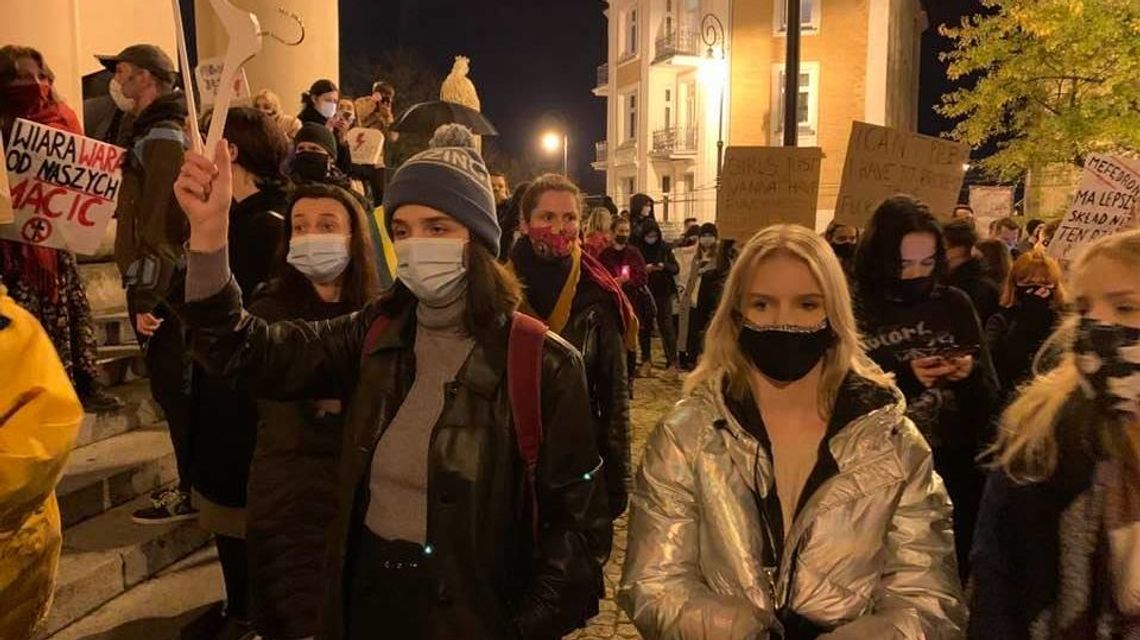Tłum w Lublinie na Strajku Kobiet. "Rząd jest taki gibki, że wchodzi w nasze cipki"