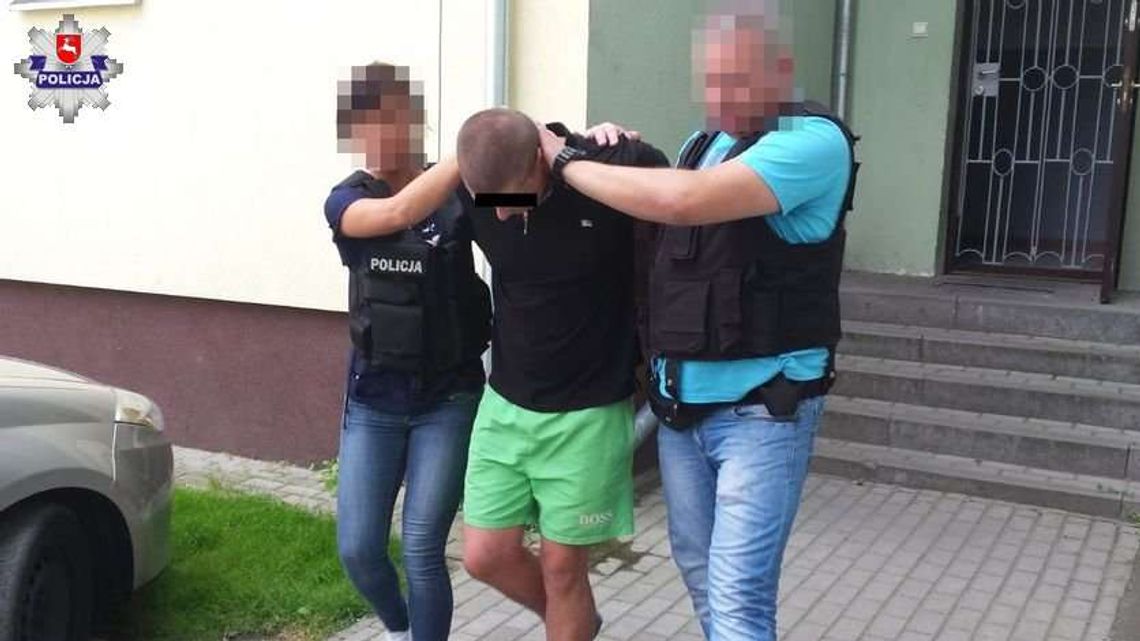 Tłumaczył, że sam wywrócił się na nóż. Policjanci nie dali się nabrać