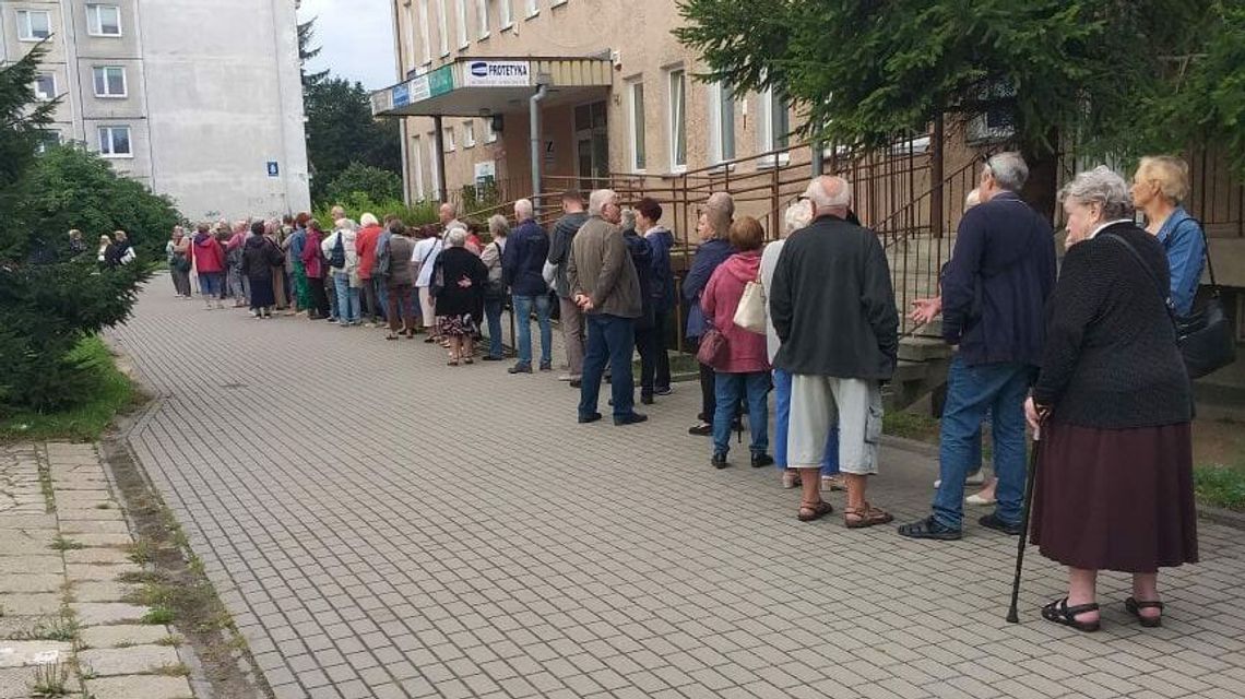 Tłumy do rejestracji w przychodni. NFZ: To niezgodne z prawem Tłumy do rejestracji w przychodni. NFZ: To niezgodne z prawem