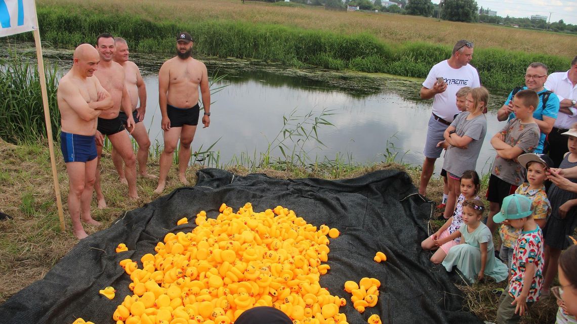 Tłumy mieszkańców nad Krzną. Puścili kaczki dla chorego Stasia 