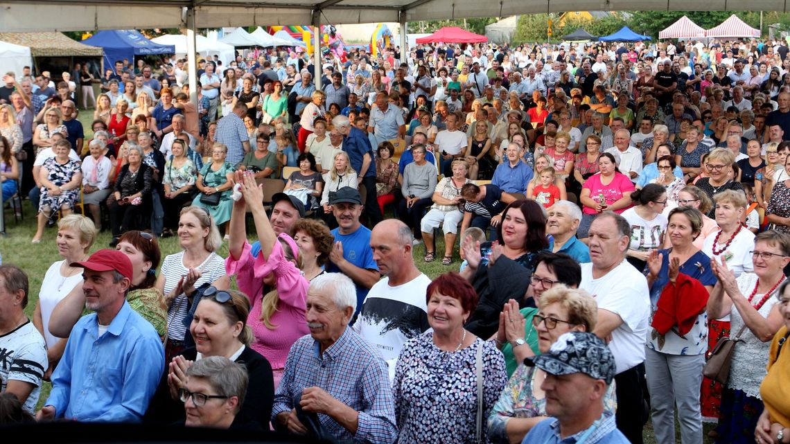 Tłumy na dożynkach w Baranowie. Na scenie Bayer Full [zdjęcia]