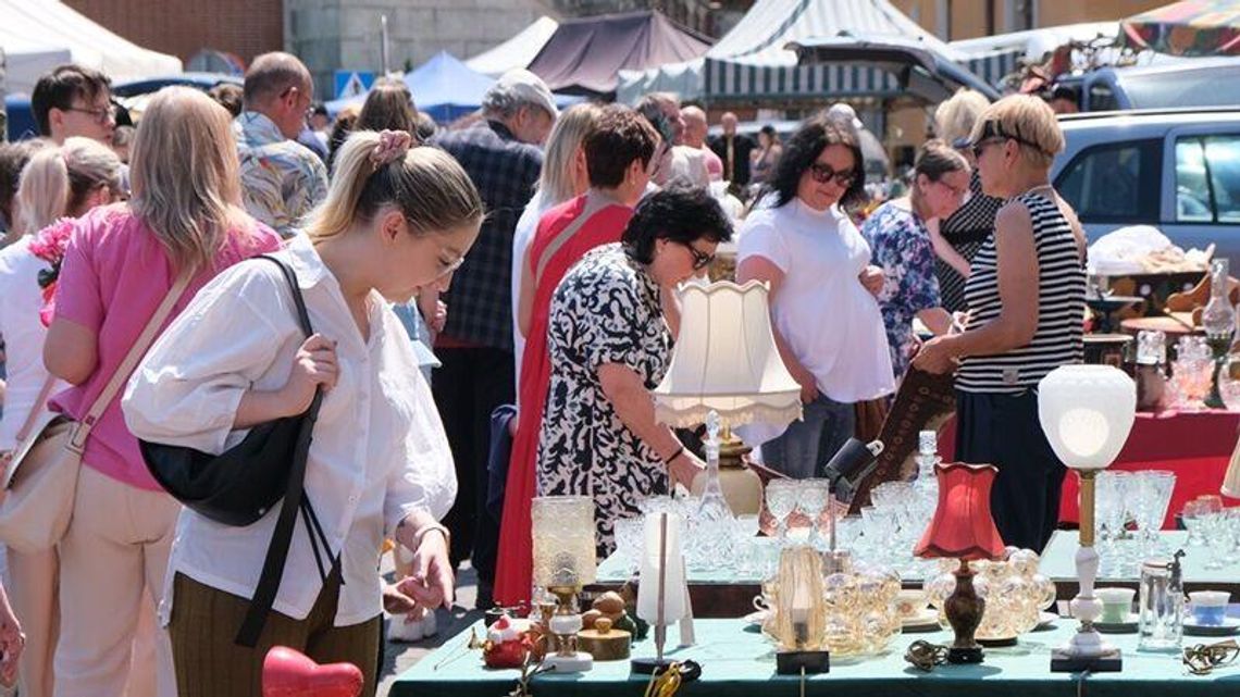 Tłumy na Lubelskiej Giełdzie Staroci. Do kupienia były majolika słynnego Hugo Lonitza i... kajdanki z 1982 roku