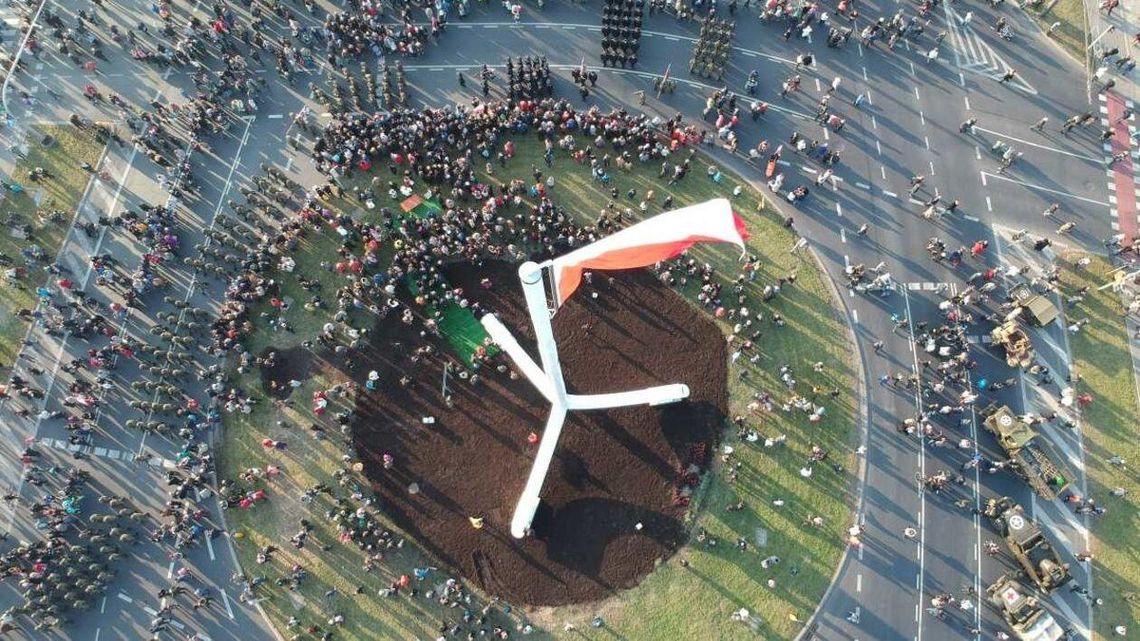 Tłumy na obchodach 100-lecia niepodległości w Lublinie. Odsłonięto Maszt Niepodległości
