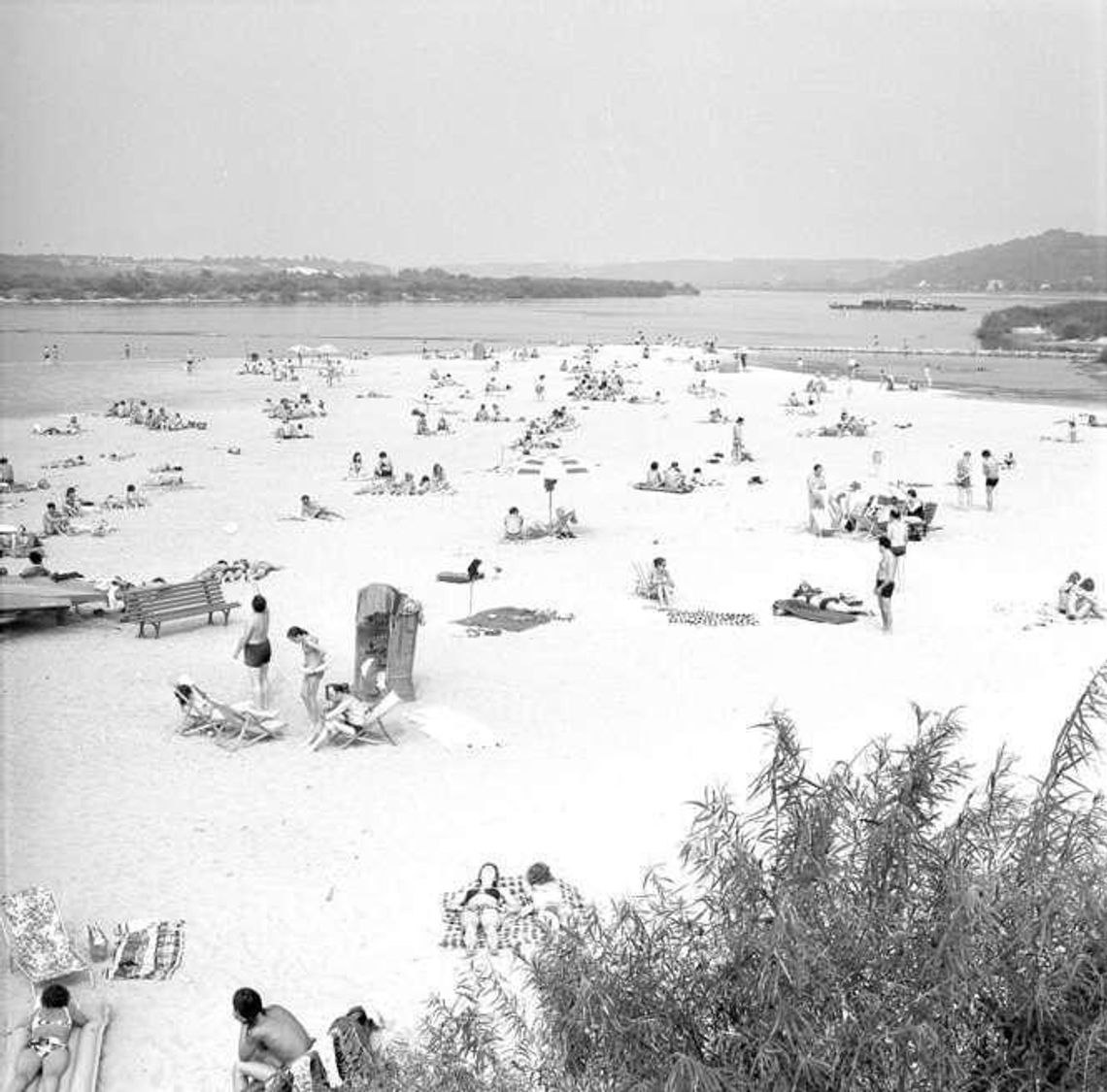 Tłumy na plaży, tłumy na rynku: Kazimierz Dolny w czasach PRL