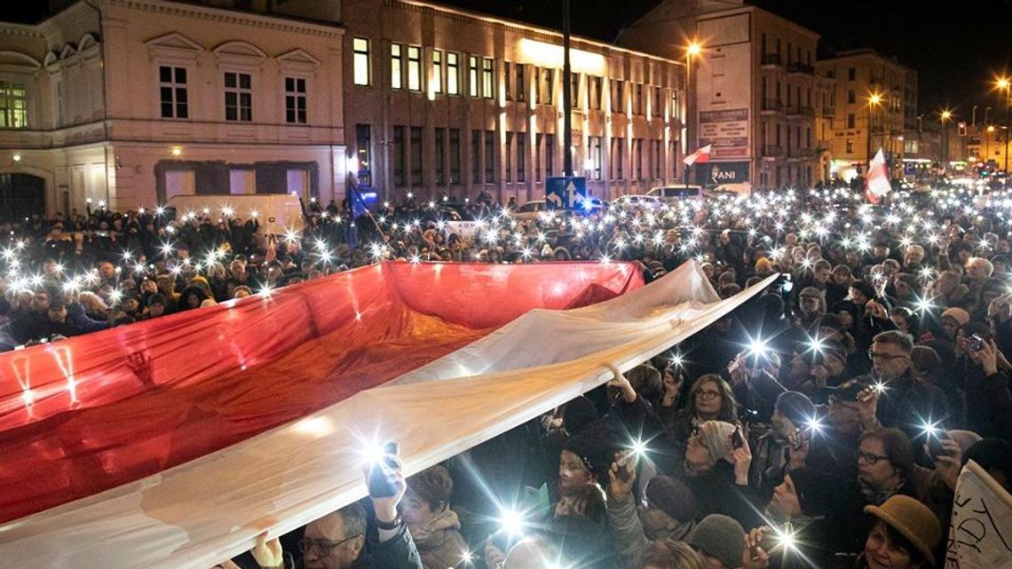 Tłumy na proteście w obronie wolnych sądów w Lublinie. Roman Giertych: "Próbują nas zastraszyć"