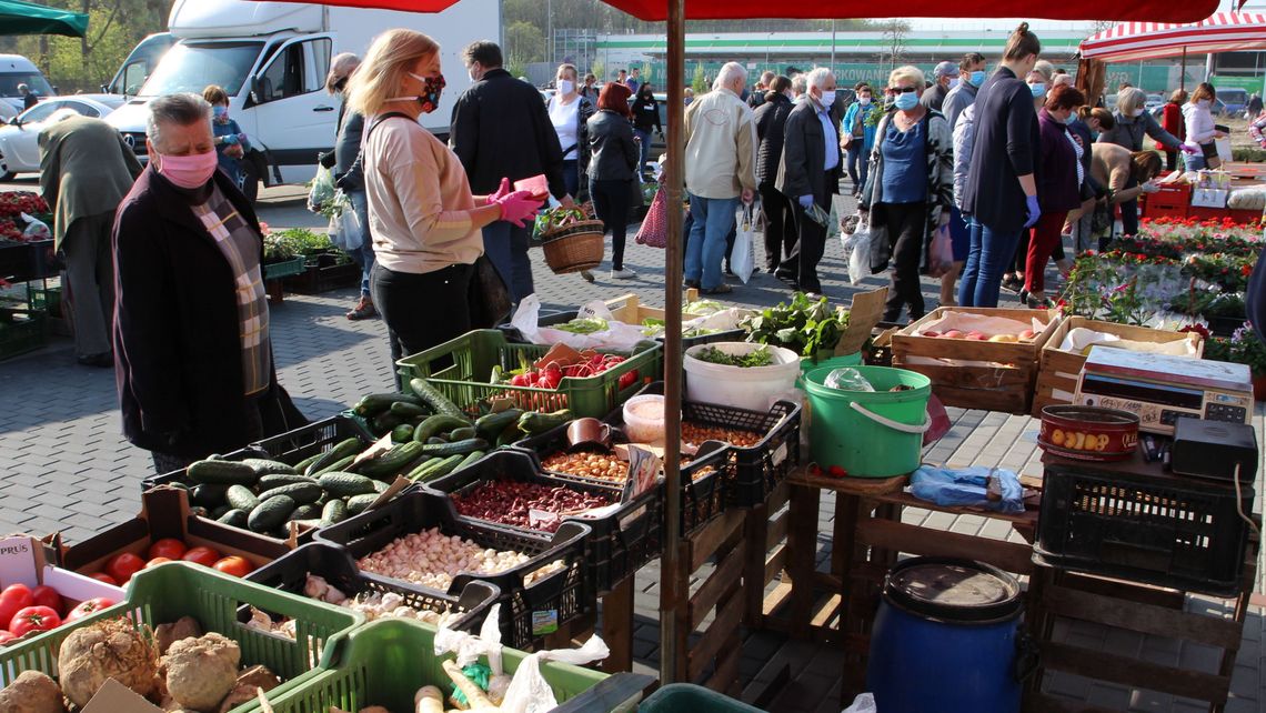 Tłumy na puławskim targowisku. Kolejki po świeże warzywa [zdjęcia]