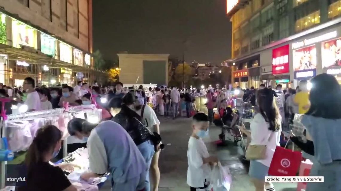 Tłumy na ulicach Wuhanu. Mnóstwo nowych targowisk, które mają pomóc utrzymać się mieszkańcom Chin