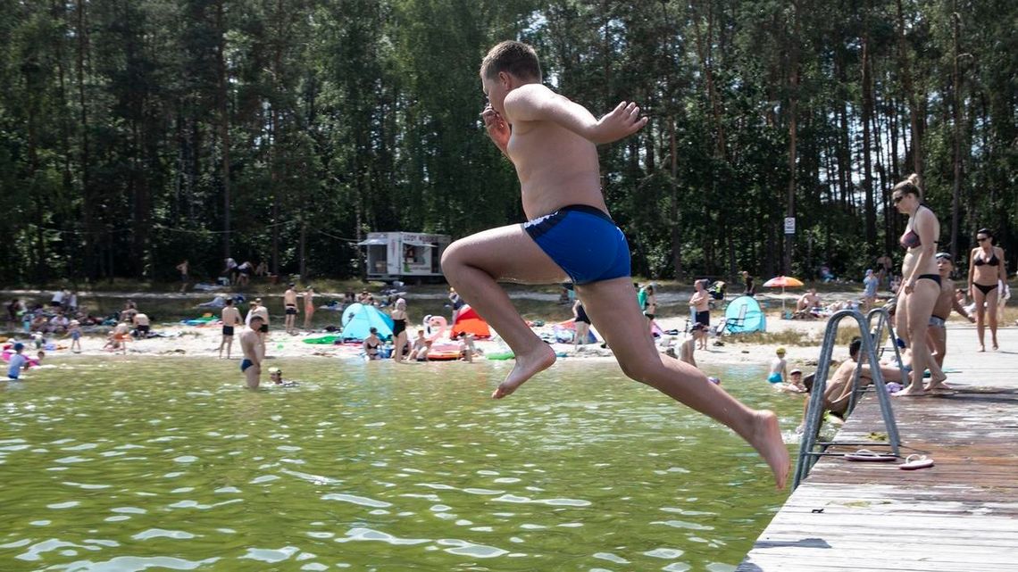 Tłumy nad jeziorami a wody nikt nie bada [lista dopuszczonych kapielisk]