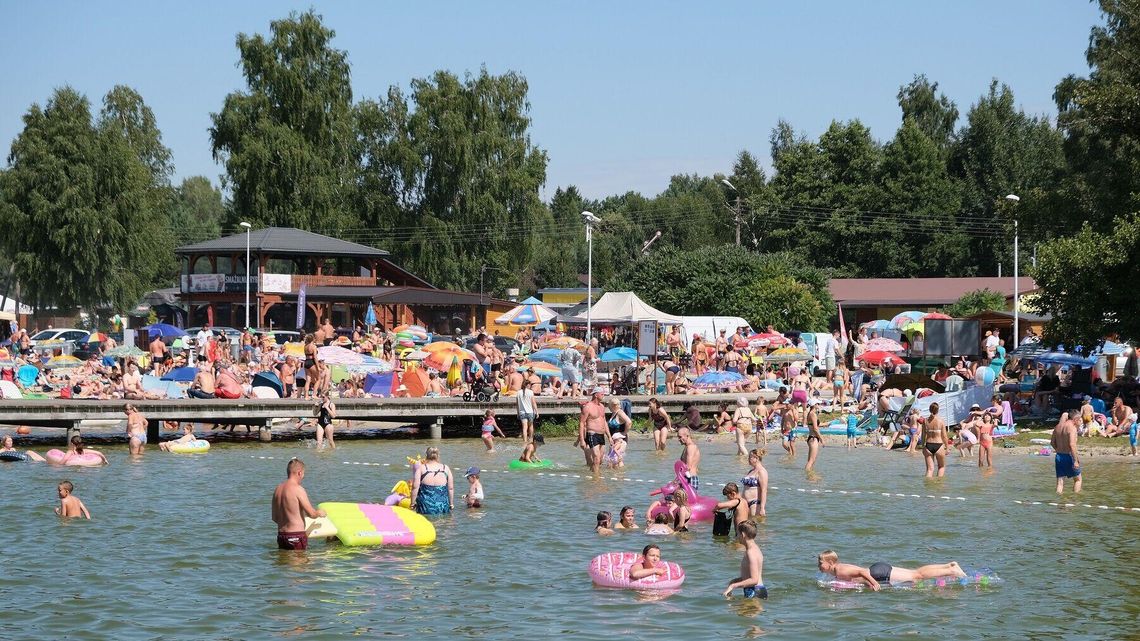 Tłumy nad jeziorami w regionie. Kto żyw szukał ochłody nad wodą