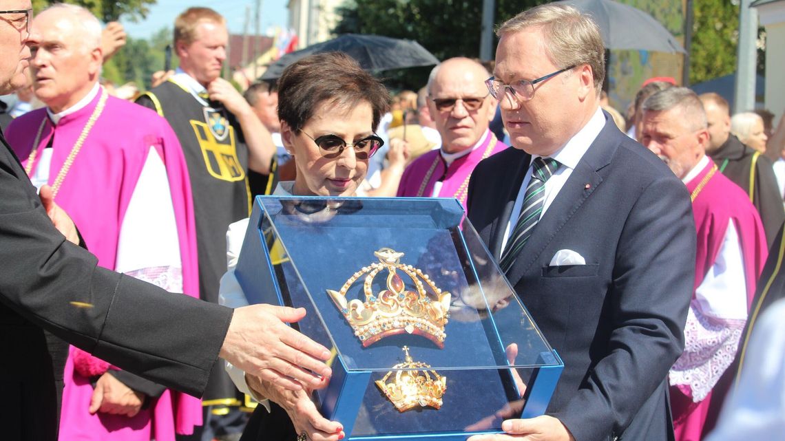 Tłumy pielgrzymów w Kodniu. Kardynał Dziwisz nałożył nowe korony na obraz Tłumy pielgrzymów w Kodniu. Kardynał Dziwisz nałożył nowe korony na obraz